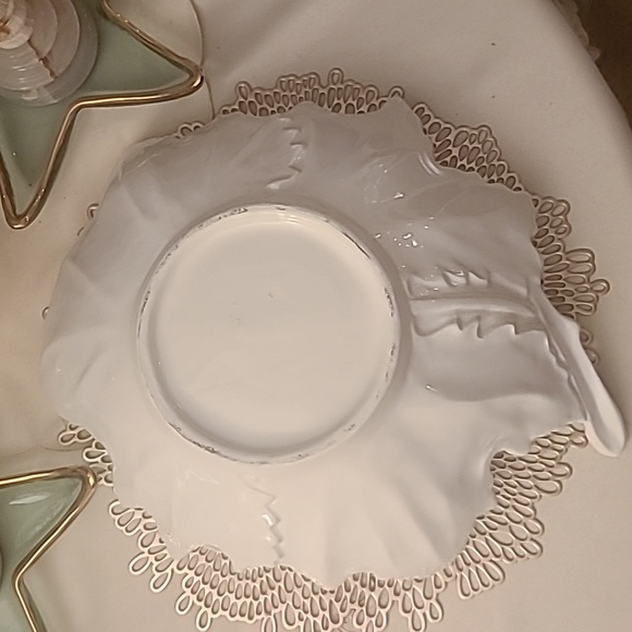 Ceramic Oversized Leaf Shaped Serveware or Centerpiece - Picture 4 of 8